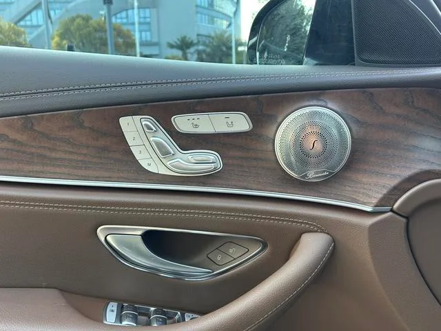 Mercedes-Benz E-Class 2023 E 300 L Fashionable Passenger car interior photo 16 Mercedes-Benz E-Class 2023 E 300 L Fashionable Passenger car interior photo 16