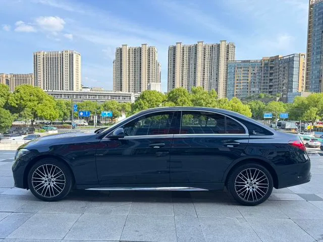 Mercedes-Benz C-Class 2024 C 260 L Versión deportiva exterior foto 3 Mercedes-Benz C-Class 2024 C 260 L Versión deportiva exterior foto 3