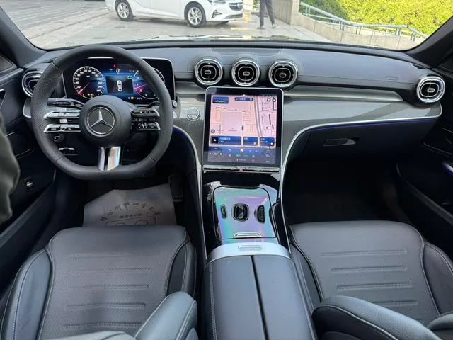 Mercedes-Benz C-Class 2024 C 260 L Versión deportiva interior foto 9 Mercedes-Benz C-Class 2024 C 260 L Versión deportiva interior foto 9