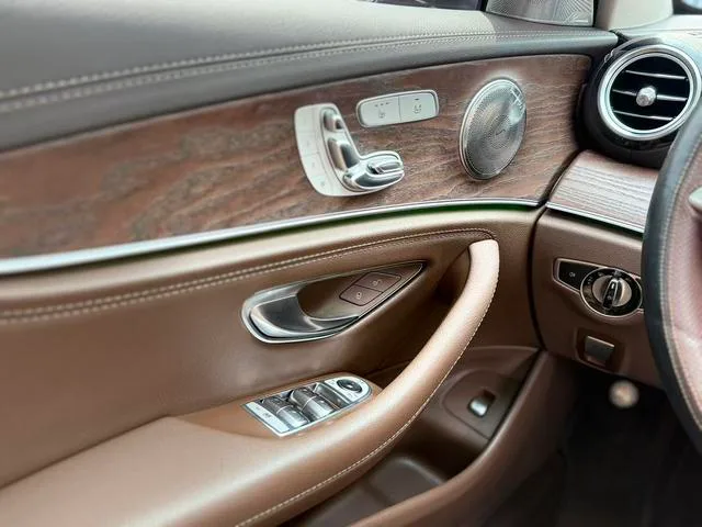 Mercedes-Benz E-Class 2022 E 300 L Fashionable Passenger car interior photo 12 Mercedes-Benz E-Class 2022 E 300 L Fashionable Passenger car interior photo 12