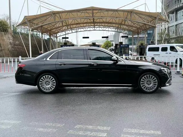 Mercedes-Benz E-Class 2022 E 300 L Fashionable Passenger car interior photo 14 Mercedes-Benz E-Class 2022 E 300 L Fashionable Passenger car interior photo 14