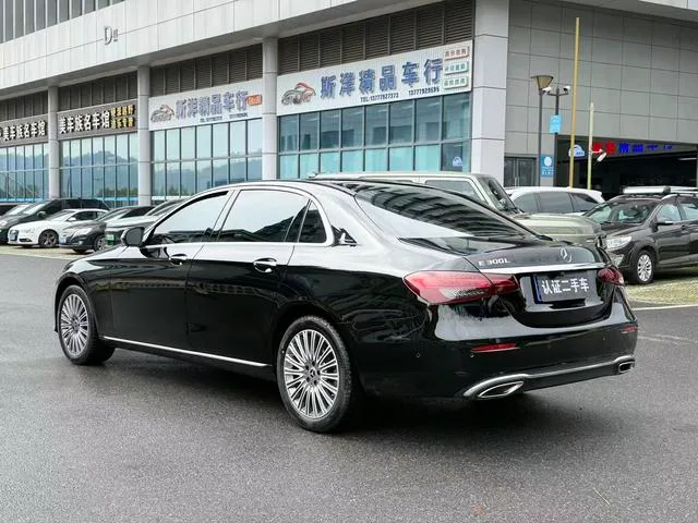 Mercedes-Benz E-Class 2022 E 300 L Fashionable Passenger car interior photo 17 Mercedes-Benz E-Class 2022 E 300 L Fashionable Passenger car interior photo 17