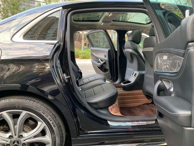 Mercedes-Benz E-Class 2022 Restyling E 300 L Fashionable Passenger car interior photo 14 Mercedes-Benz E-Class 2022 Restyling E 300 L Fashionable Passenger car interior photo 14