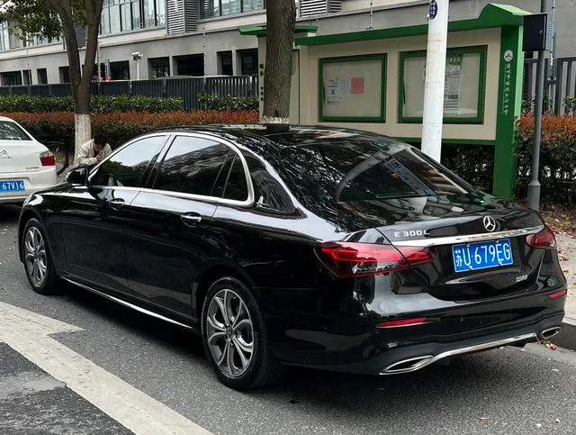 Mercedes-Benz E-Class 2023 E 300 L Luxury type sports car exterior photo 4 Mercedes-Benz E-Class 2023 E 300 L Luxury type sports car exterior photo 4
