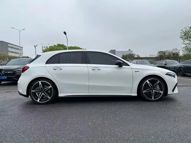 Mercedes-Benz Mercedes-AMG A-Class 2024 AMG A 35 4MATIC exterior foto 4 Mercedes-Benz Mercedes-AMG A-Class 2024 AMG A 35 4MATIC exterior foto 4