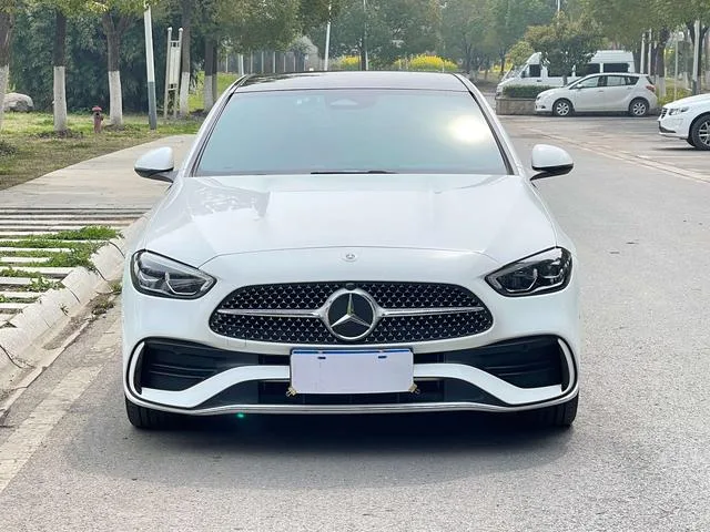 Mercedes-Benz C-Class 2024 C 260 L Versión deportiva exterior foto 3 Mercedes-Benz C-Class 2024 C 260 L Versión deportiva exterior foto 3