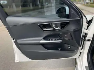 Mercedes-Benz C-Class 2024 C 260 L Versión deportiva interior foto 17 Mercedes-Benz C-Class 2024 C 260 L Versión deportiva interior foto 17