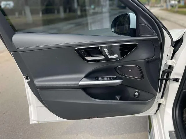 Mercedes-Benz C-Class 2024 C 260 L Versión deportiva interior foto 17 Mercedes-Benz C-Class 2024 C 260 L Versión deportiva interior foto 17