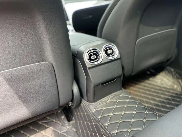 Mercedes-Benz C-Class 2024 C 260 L Versión deportiva interior foto 19 Mercedes-Benz C-Class 2024 C 260 L Versión deportiva interior foto 19