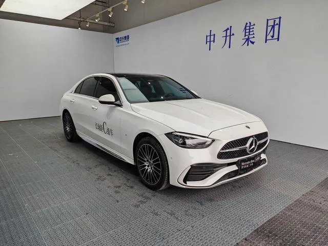 Mercedes-Benz C-Class 2025 C 260 L Versión deportiva exterior foto 3 Mercedes-Benz C-Class 2025 C 260 L Versión deportiva exterior foto 3