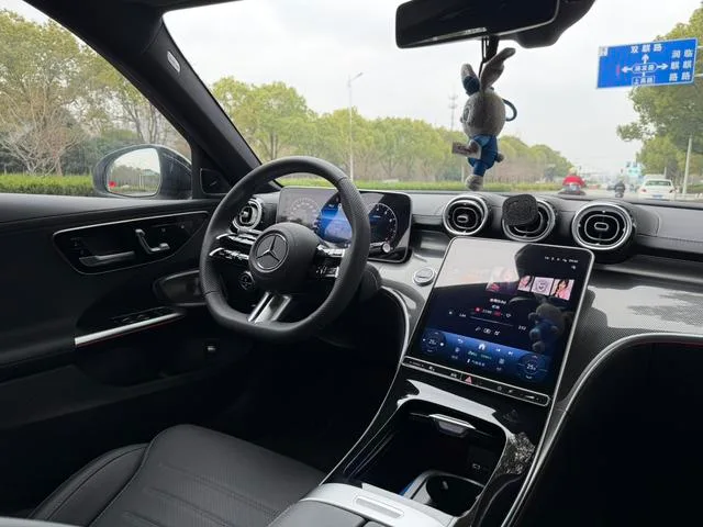 Mercedes-Benz C-Class 2025 C 260 L Edición deportiva Haoye interior foto 13 Mercedes-Benz C-Class 2025 C 260 L Edición deportiva Haoye interior foto 13