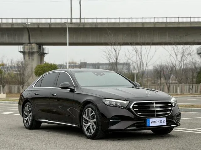 Mercedes-Benz E-Class 2024 E 300 L Estilo de moda Coche exterior foto 3 Mercedes-Benz E-Class 2024 E 300 L Estilo de moda Coche exterior foto 3