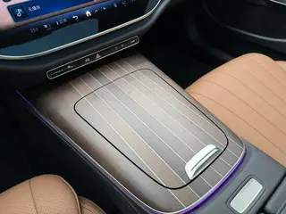 Mercedes-Benz E-Class 2024 E 300 L Estilo de moda Coche interior foto 12 Mercedes-Benz E-Class 2024 E 300 L Estilo de moda Coche interior foto 12