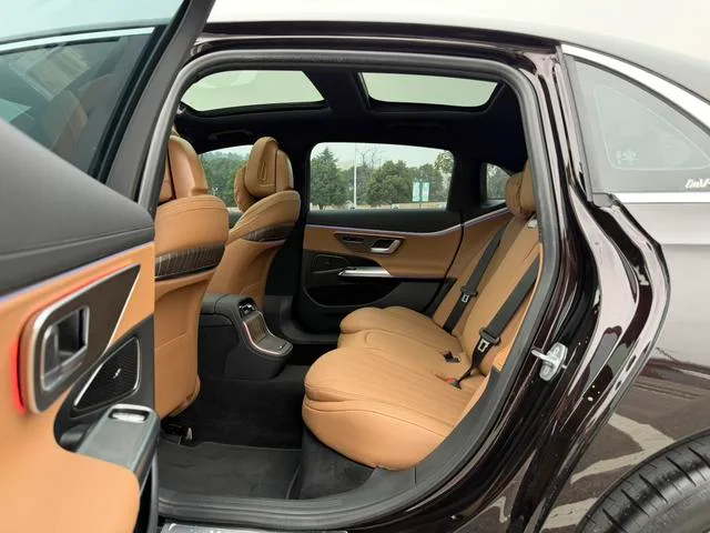 Mercedes-Benz E-Class 2024 E 300 L Estilo de moda Coche interior foto 16 Mercedes-Benz E-Class 2024 E 300 L Estilo de moda Coche interior foto 16