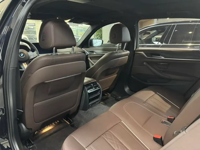 BMW 5 Series 2023 530Li Leader M Ensemble de sport intérieur photo 9 BMW 5 Series 2023 530Li Leader M Ensemble de sport intérieur photo 9