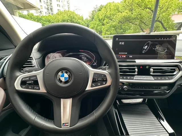 BMW X3 2022 xDrive25i M Ensemble de sport extérieur photo 8 BMW X3 2022 xDrive25i M Ensemble de sport extérieur photo 8
