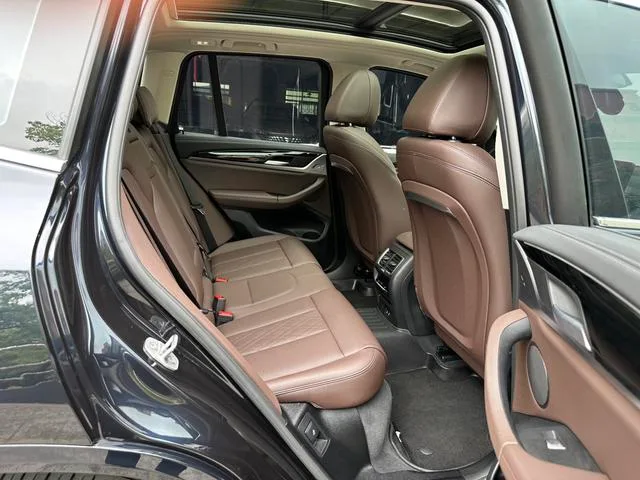 BMW X3 2022 xDrive25i M Ensemble de sport intérieur photo 10 BMW X3 2022 xDrive25i M Ensemble de sport intérieur photo 10
