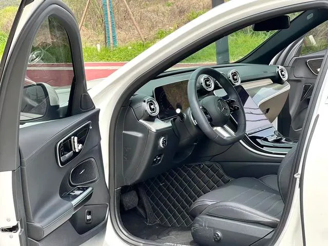 Mercedes-Benz C-Class 2024 C 260 L Version sportive intérieur photo 9 Mercedes-Benz C-Class 2024 C 260 L Version sportive intérieur photo 9