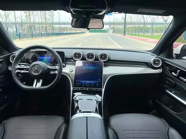 Mercedes-Benz C-Class 2024 C 260 L Version sportive intérieur photo 12 Mercedes-Benz C-Class 2024 C 260 L Version sportive intérieur photo 12