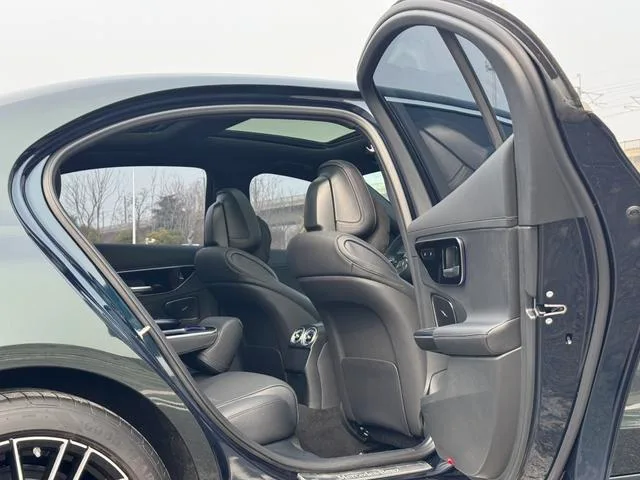 Mercedes-Benz C-Class 2023 Restyling C 260 L Sports version interior photo 15 Mercedes-Benz C-Class 2023 Restyling C 260 L Sports version interior photo 15