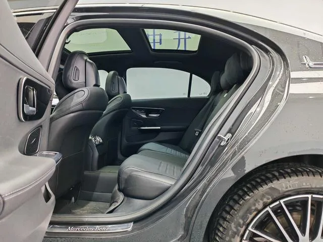 Mercedes-Benz C-Class 2024 C 260 L Version sportive intérieur photo 12 Mercedes-Benz C-Class 2024 C 260 L Version sportive intérieur photo 12