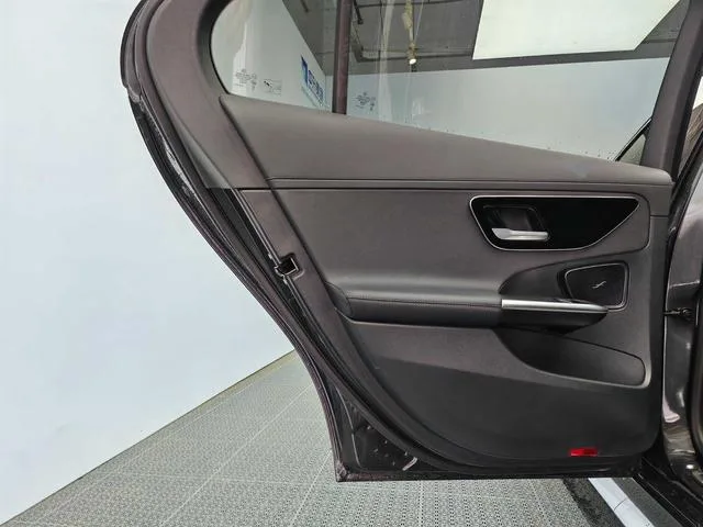 Mercedes-Benz C-Class 2024 C 260 L Version sportive intérieur photo 14 Mercedes-Benz C-Class 2024 C 260 L Version sportive intérieur photo 14