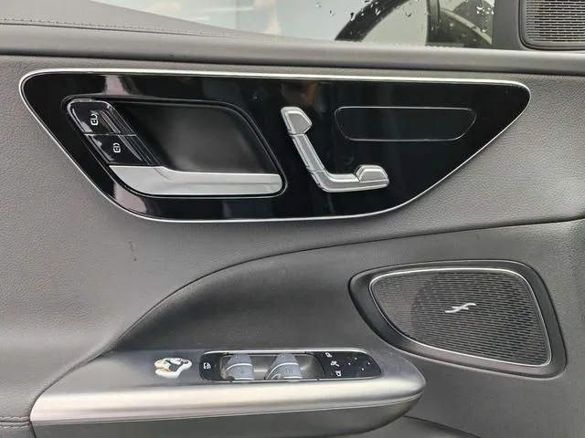 Mercedes-Benz C-Class 2024 C 260 L Version sportive intérieur photo 17 Mercedes-Benz C-Class 2024 C 260 L Version sportive intérieur photo 17