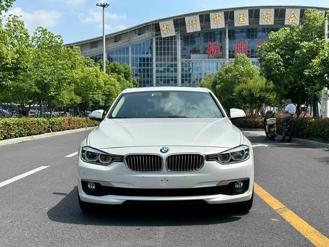 BMW 3 Series 2019 320Li Fashionable exterior photo 2