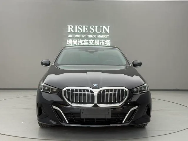 BMW 5 Series 2025 530Li Leading Type Luxury Set exterior photo 2