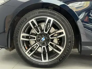 BMW 5 Series 2025 530Li Leading Type Luxury Set exterior photo 6
