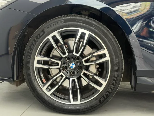 BMW 5 Series 2025 530Li Leading Type Luxury Set exterior photo 6