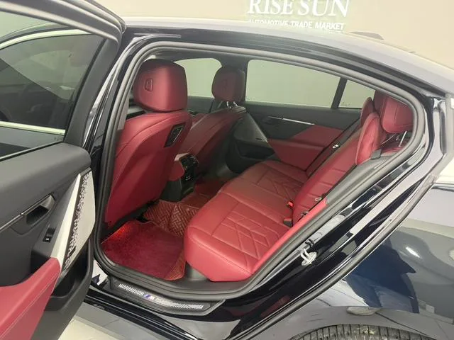 BMW 5 Series 2025 530Li Leading Type Luxury Set exterior photo 10