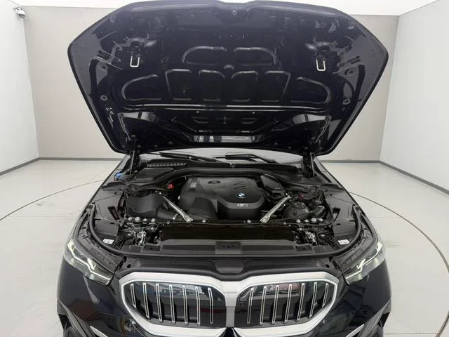 BMW 5 Series 2025 530Li Leading Type Luxury Set interior photo 12