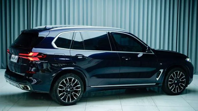 BMW X5 2023 xDrive40Li M Conjunto deportivo interior foto 8