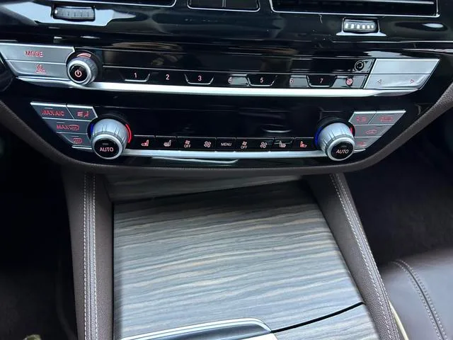 BMW 5 Series 2020 Versión mejorada de kilometraje 530Le Traje de lujo exterior foto 7