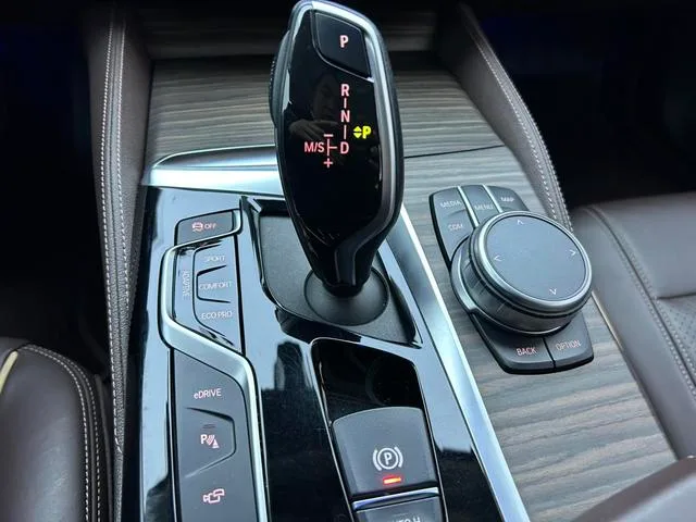 BMW 5 Series 2020 Versión mejorada de kilometraje 530Le Traje de lujo exterior foto 8