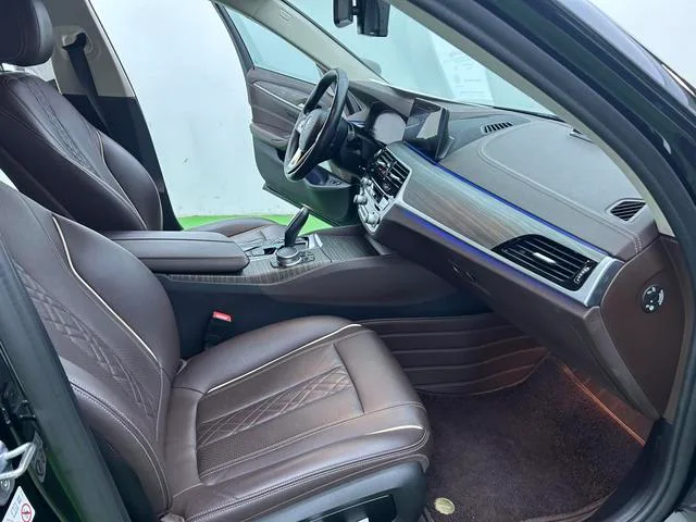 BMW 5 Series 2020 Versión mejorada de kilometraje 530Le Traje de lujo exterior foto 10