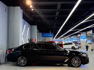 BMW 5 Series 2021 535Le M Conjunto deportivo exterior foto 4