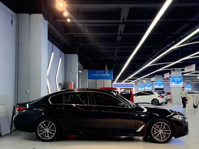 BMW 5 Series 2021 535Le M Conjunto deportivo exterior foto 4