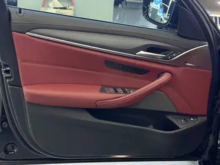BMW 5 Series 2021 535Le M Conjunto deportivo interior foto 11