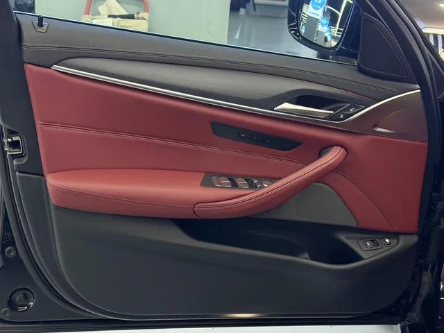 BMW 5 Series 2021 535Le M Conjunto deportivo interior foto 11