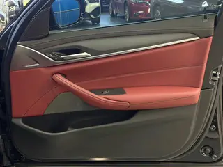 BMW 5 Series 2021 535Le M Conjunto deportivo interior foto 13