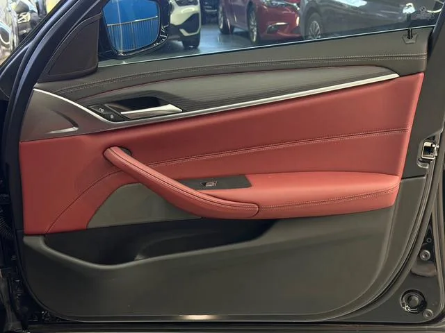 BMW 5 Series 2021 535Le M Conjunto deportivo interior foto 13