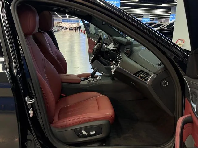 BMW 5 Series 2021 535Le M Conjunto deportivo interior foto 14