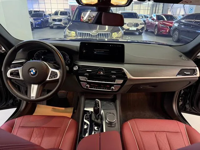 BMW 5 Series 2021 535Le M Conjunto deportivo interior foto 15