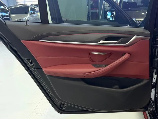 BMW 5 Series 2021 535Le M Conjunto deportivo interior foto 16