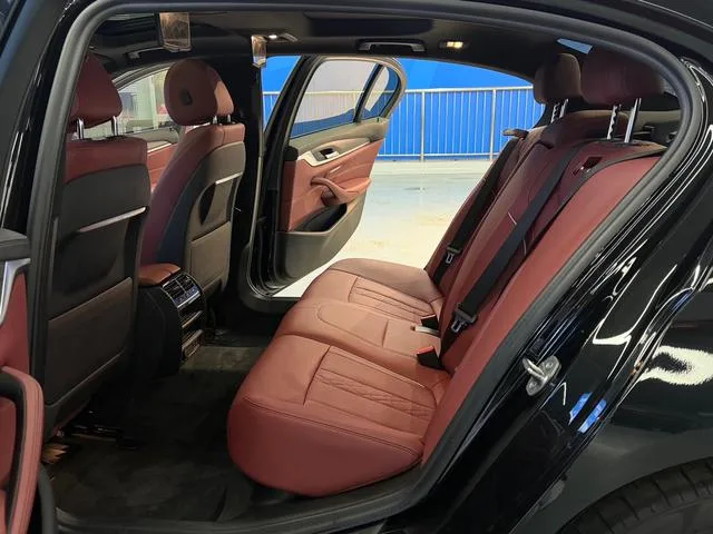 BMW 5 Series 2021 535Le M Conjunto deportivo interior foto 17