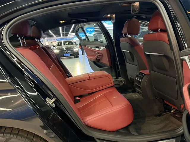 BMW 5 Series 2021 535Le M Conjunto deportivo interior foto 19
