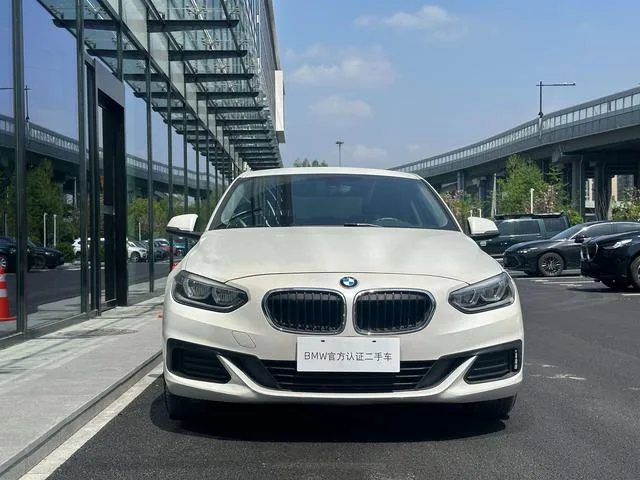 BMW 1 Series 2020 120i Fashionable exterior photo 3 BMW 1 Series 2020 120i Fashionable exterior photo 3