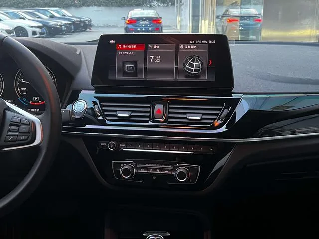 BMW 1 Series 2020 120i Fashionable interior photo 8 BMW 1 Series 2020 120i Fashionable interior photo 8
